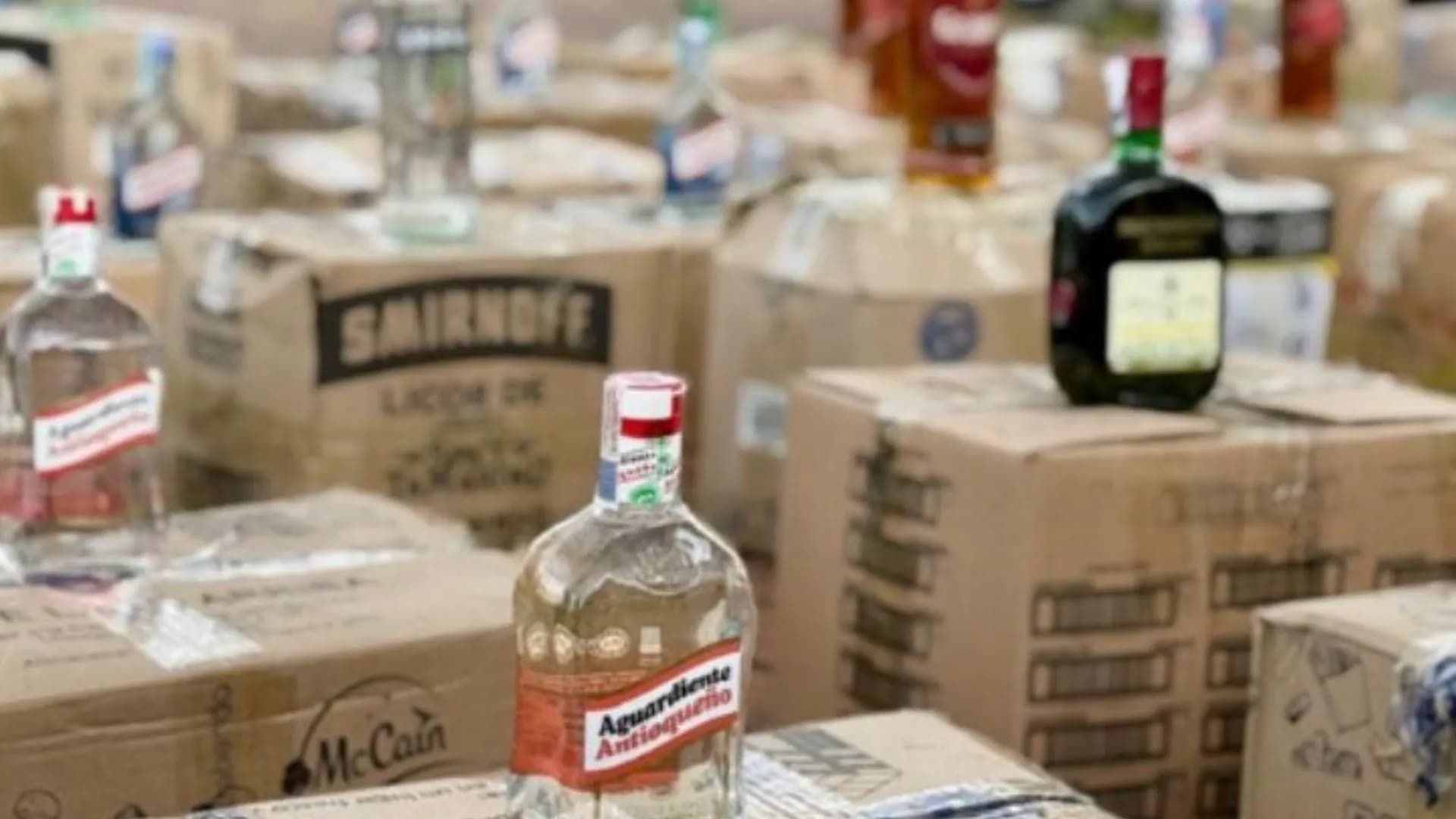 Fiscalía desactiva operación de licor adulterado en Bogotá: incautan casi 4.000 botellas