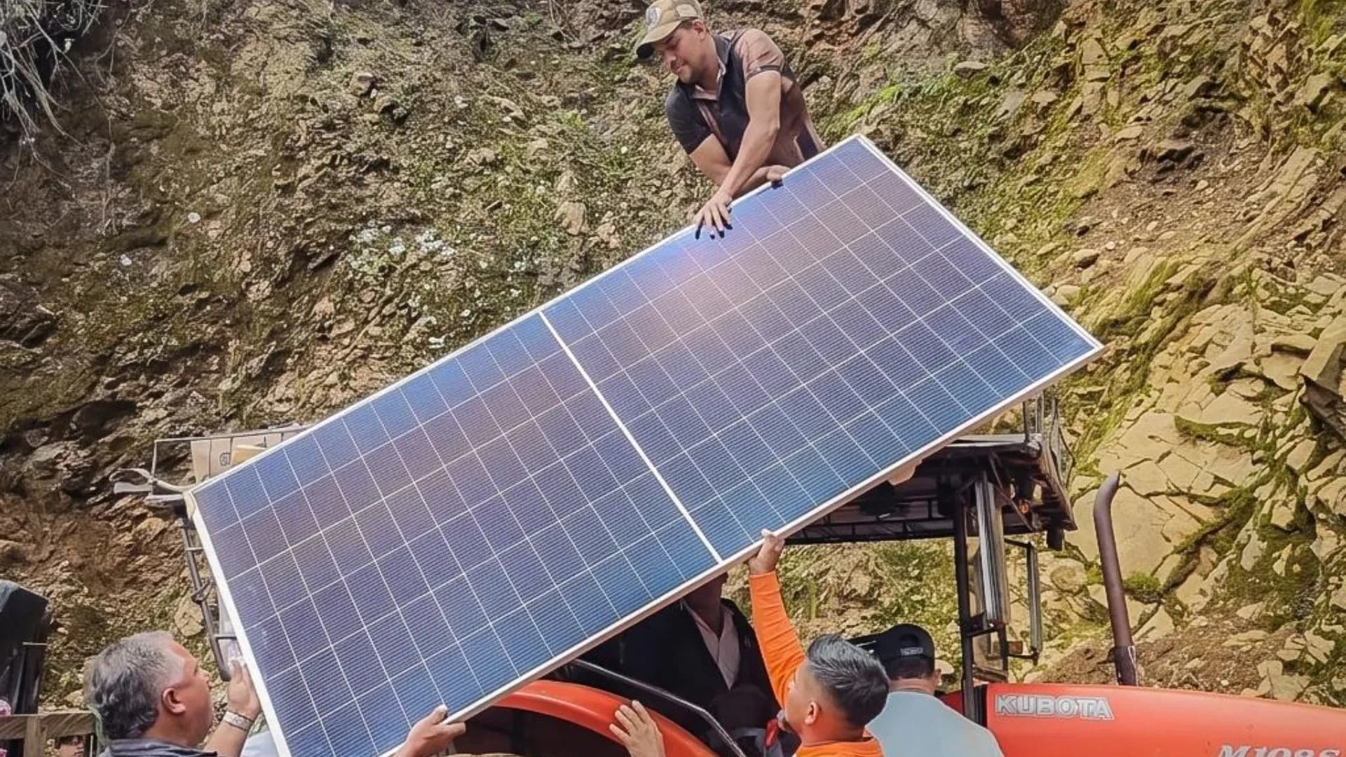 Sonsón ilumina sus veredas: instalan 14 paneles solares en zonas rurales apartadas