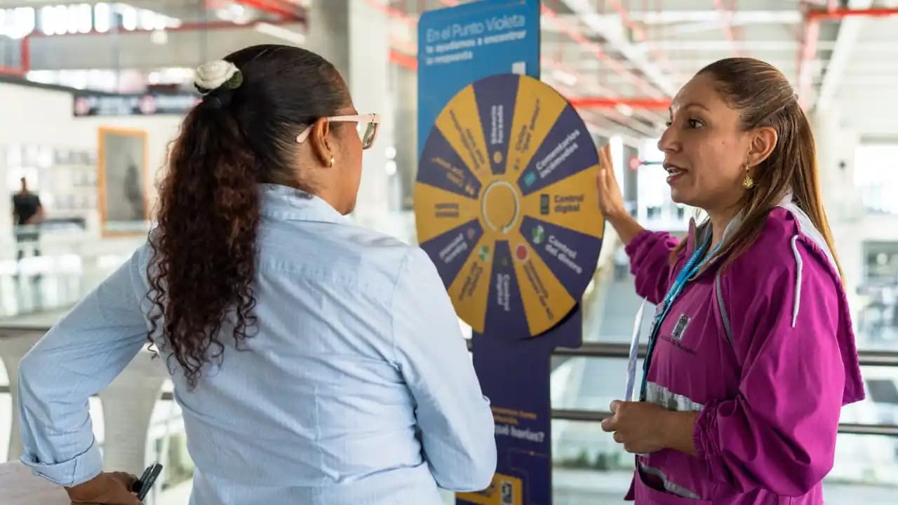 Metro de Medellín refuerza protección a mujeres con más apoyo en Puntos Violeta