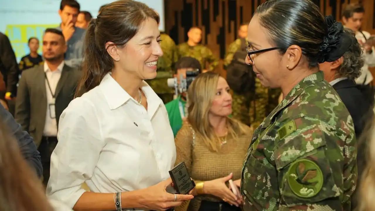 Tejiendo Hogares recibe reconocimiento por transformar la vida de militares retirados en Medellín