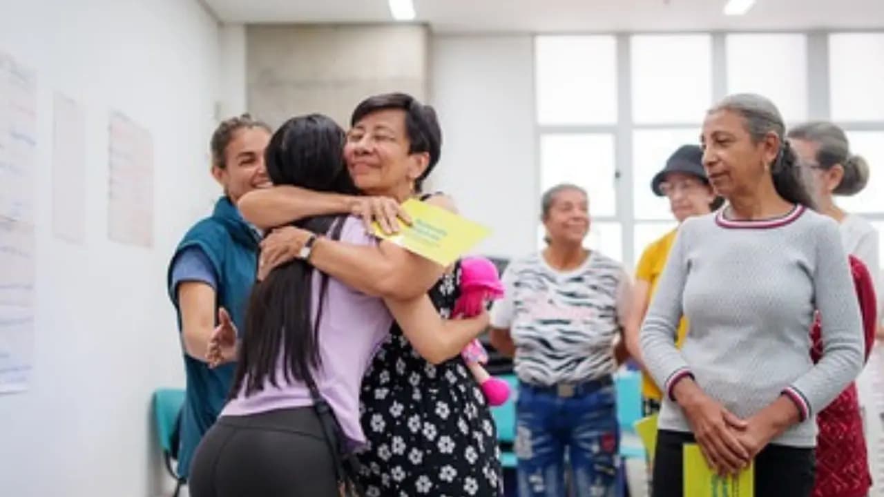 Más de 550 mujeres en Medellín encuentran apoyo emocional en los Círculos de Cuidado