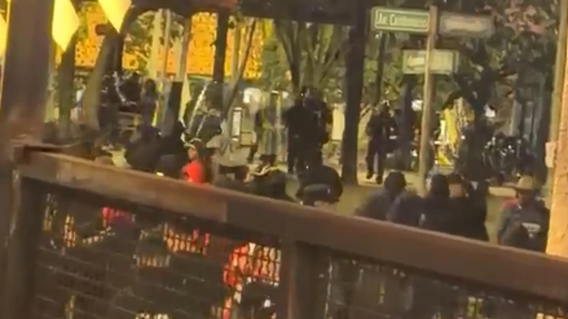Caos en el Atanasio: hinchas del DIM se enfrentan a la policía exigiendo la salida del dueño