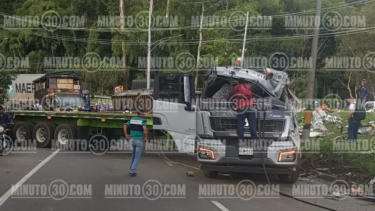 Camión con chatarra se volcó en la Variante de Caldas y genera caos en la movilidad