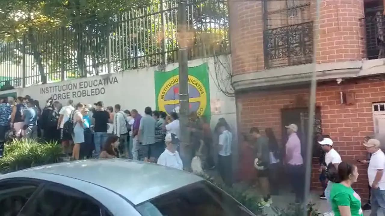 Largas filas en Robledo: masiva participación en votaciones presidenciales de Medellín