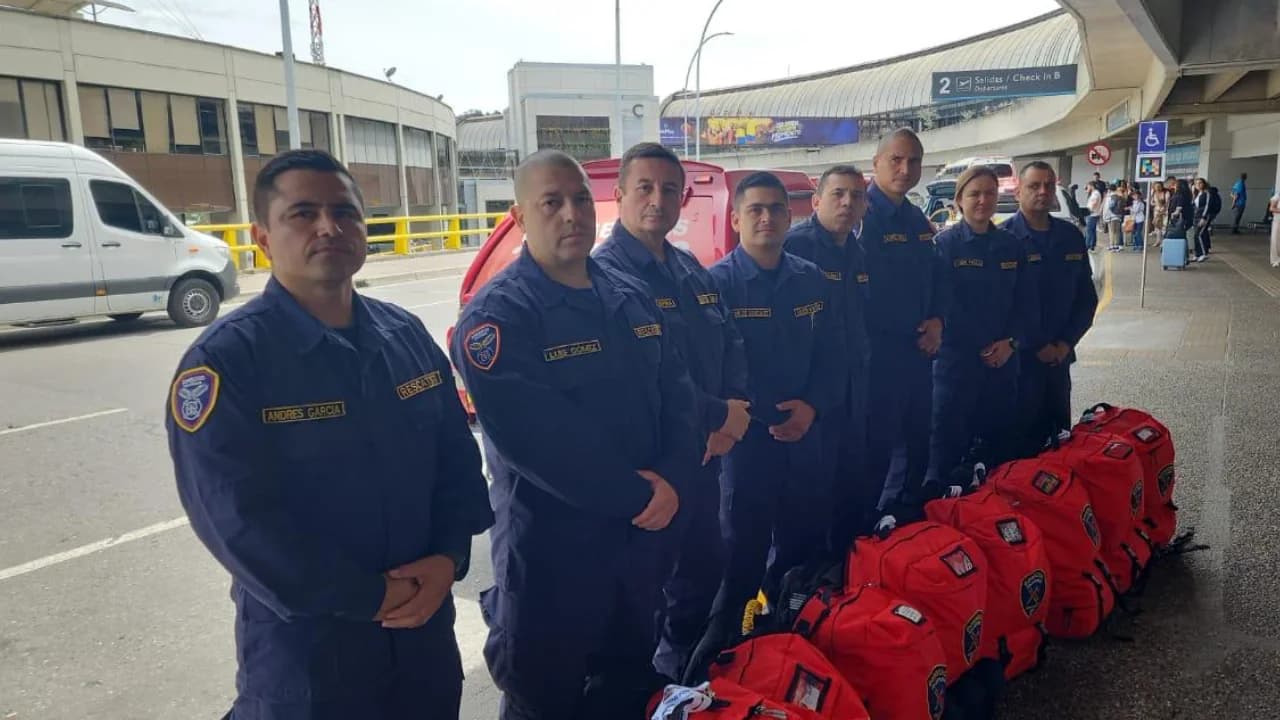 Bomberos de Envigado parten a Venezuela con perros rescatistas y tecnología para buscar sobrevivientes