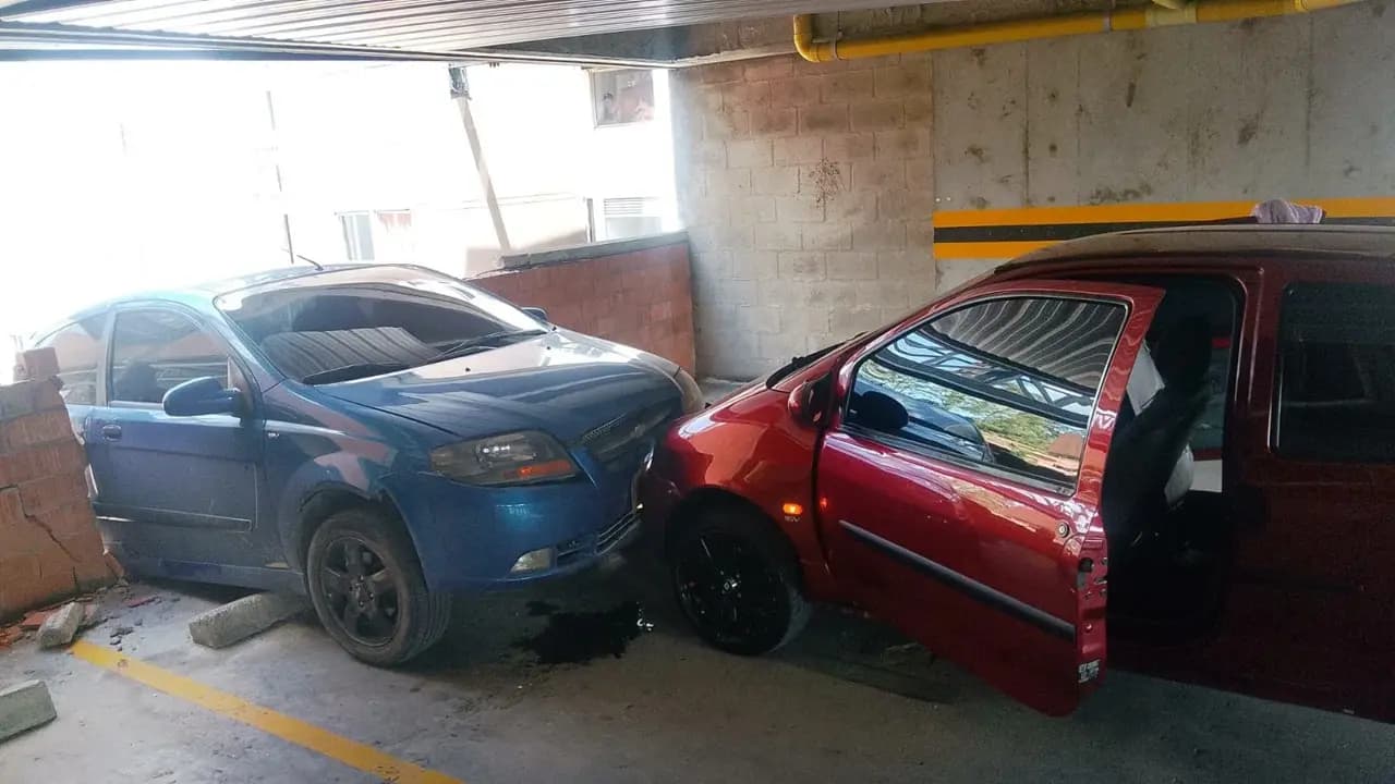 Susto en altura: salvaron auto que casi se precipita desde parqueadero en piso 7 de Rionegro