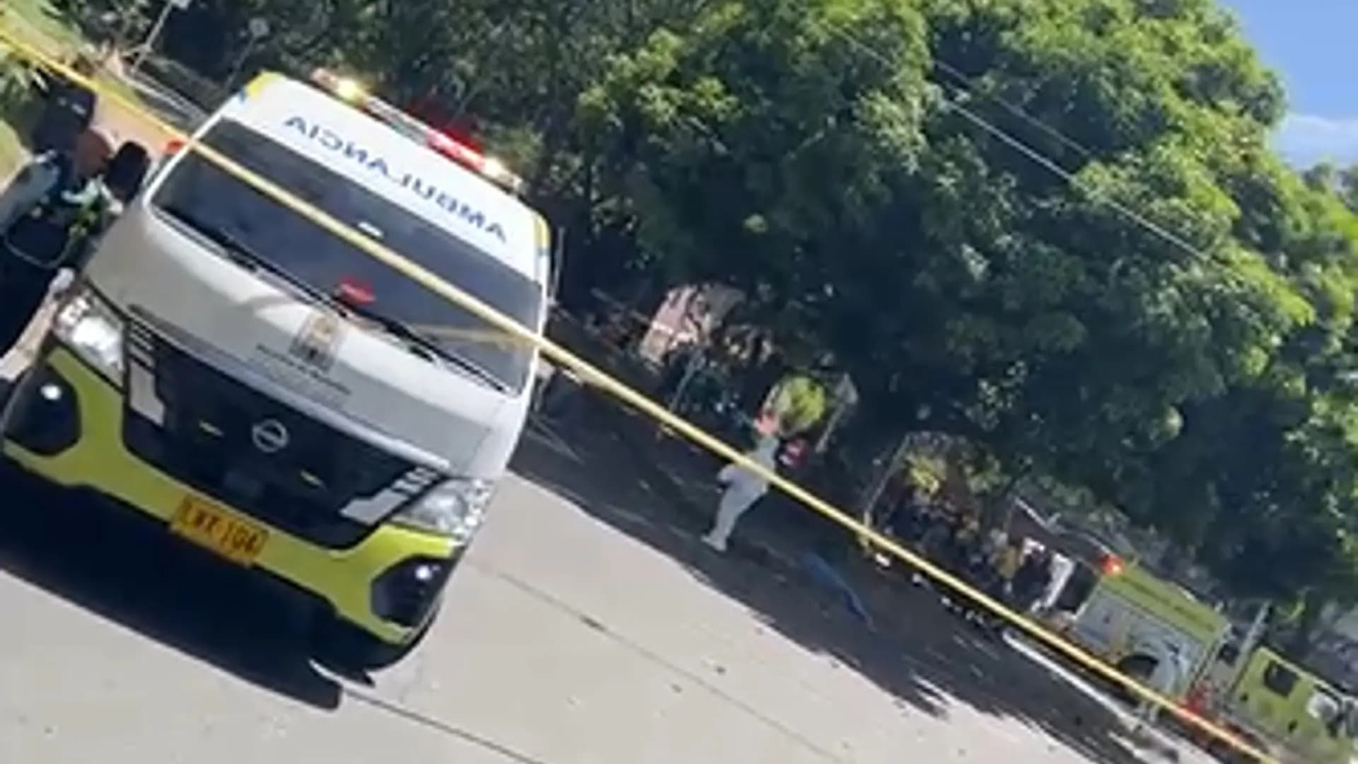 Motociclista muere tras chocar contra separador y ser impactado por camioneta en Medellín