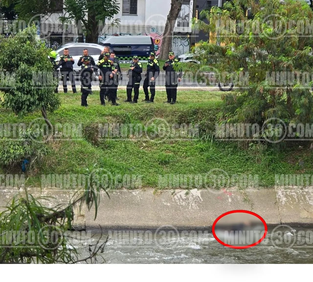 Hallan un hombre muerto en el río Medellín cerca del puente Guayaquil