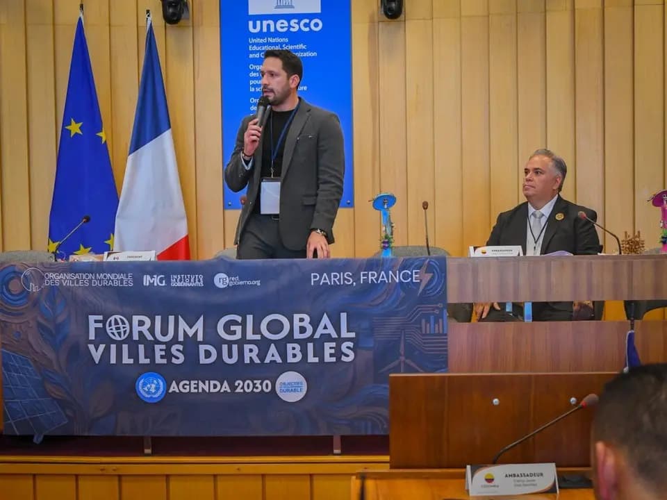 El modelo de Sonsón llega a París: alcalde presenta experiencia comunitaria en cumbre internacional