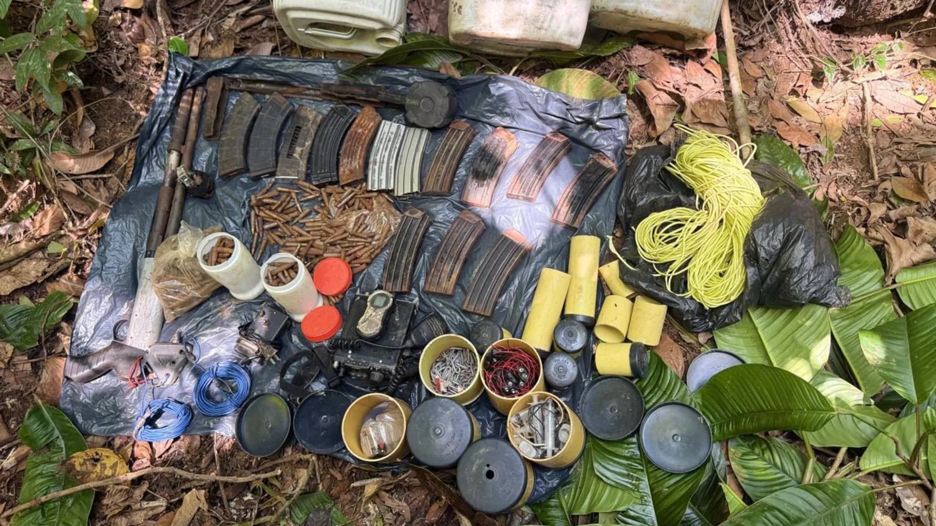 Ejército incauta arsenal ilegal en Remedios: armas, explosivos y equipo de comunicación