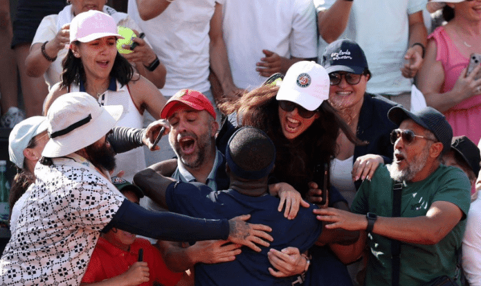 Una colombiana se quedó con la raqueta de Frances Tiafoe en Roland Garros y la historia terminó en regalo especial