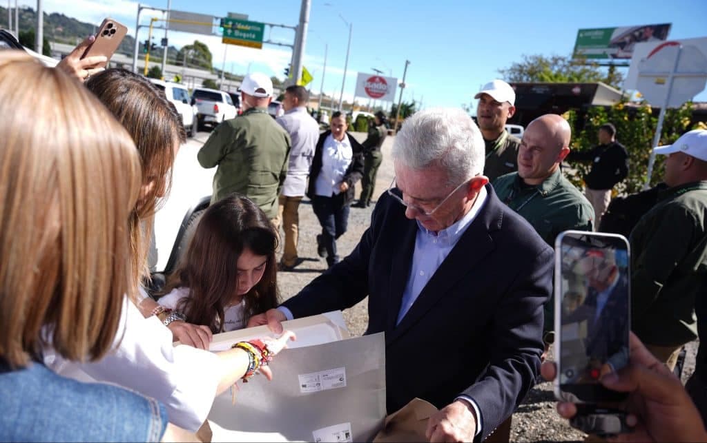 Uribe respalda a De La Espriella para segunda vuelta con críticas al chavismo