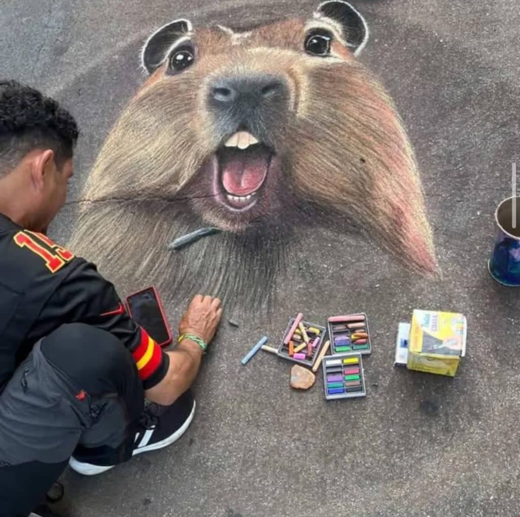 Toro Tixa: el artista que pinta Medellín con tiza y filosofía de vida