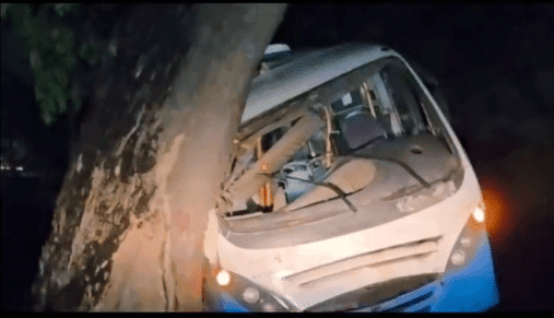 Buseta se estrelló contra un árbol en Montería durante aguacero nocturno