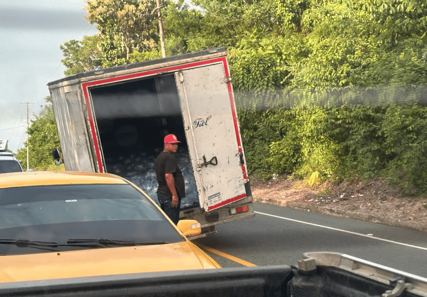 Falla en el eje de camión causa aparatoso accidente en vía San Antero-Coveñas