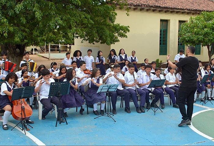 Estudiantes de Loperena rinden homenaje al vallenato con versión sinfónica de "Olvídala"
