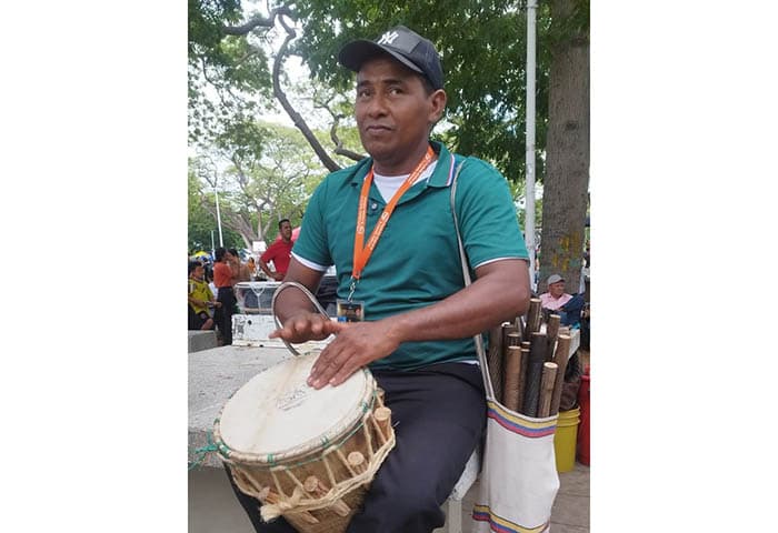 Julio Contreras, el maestro que mantiene vivo el sonido del vallenato tras bastidores