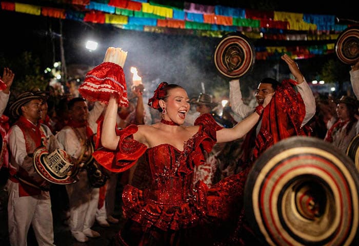 La reina del Carnaval de Barranquilla lleva su brillo al desfile de piloneras en Valledupar