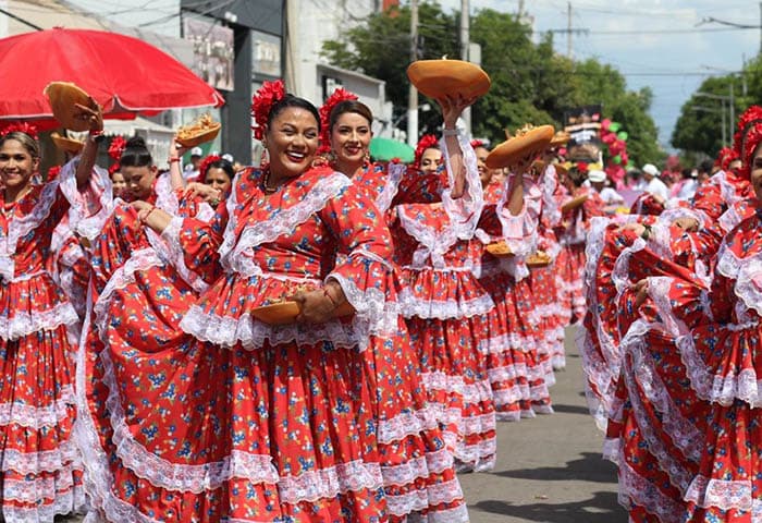 Mujeres militares honraron a sus compañeros en el desfile de piloneras de Valledupar