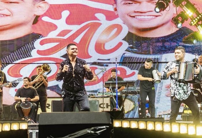 'El Pollo Irra' recibe la corona de Rey Vitalicio en el Festival Vallenato
