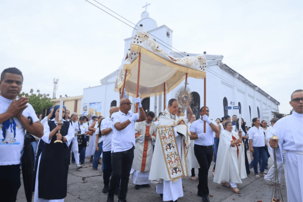 Santa Marta rinde devoción en procesión del Corpus Christi: miles acompañan a Jesús en la Eucaristía