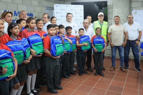 Fundación Portuaria entrega 3.750 kits escolares a estudiantes de primaria en Santa Marta
