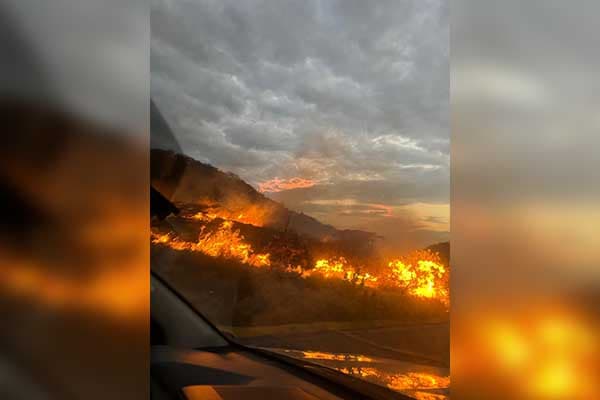 Incendio de medianas proporciones afecta el cerro Ziruma en la vía hacia el Rodadero
