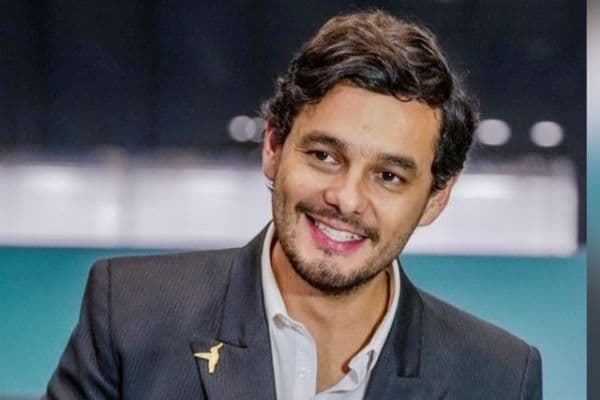 Luis Dávila, samario que lidera turismo en ProColombia, recibe Premio al Mérito Momentos