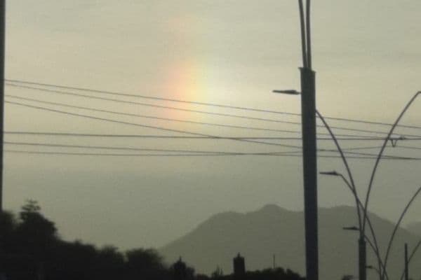 Llovizna y arcoíris tenue tiñen el amanecer de Santa Marta este martes