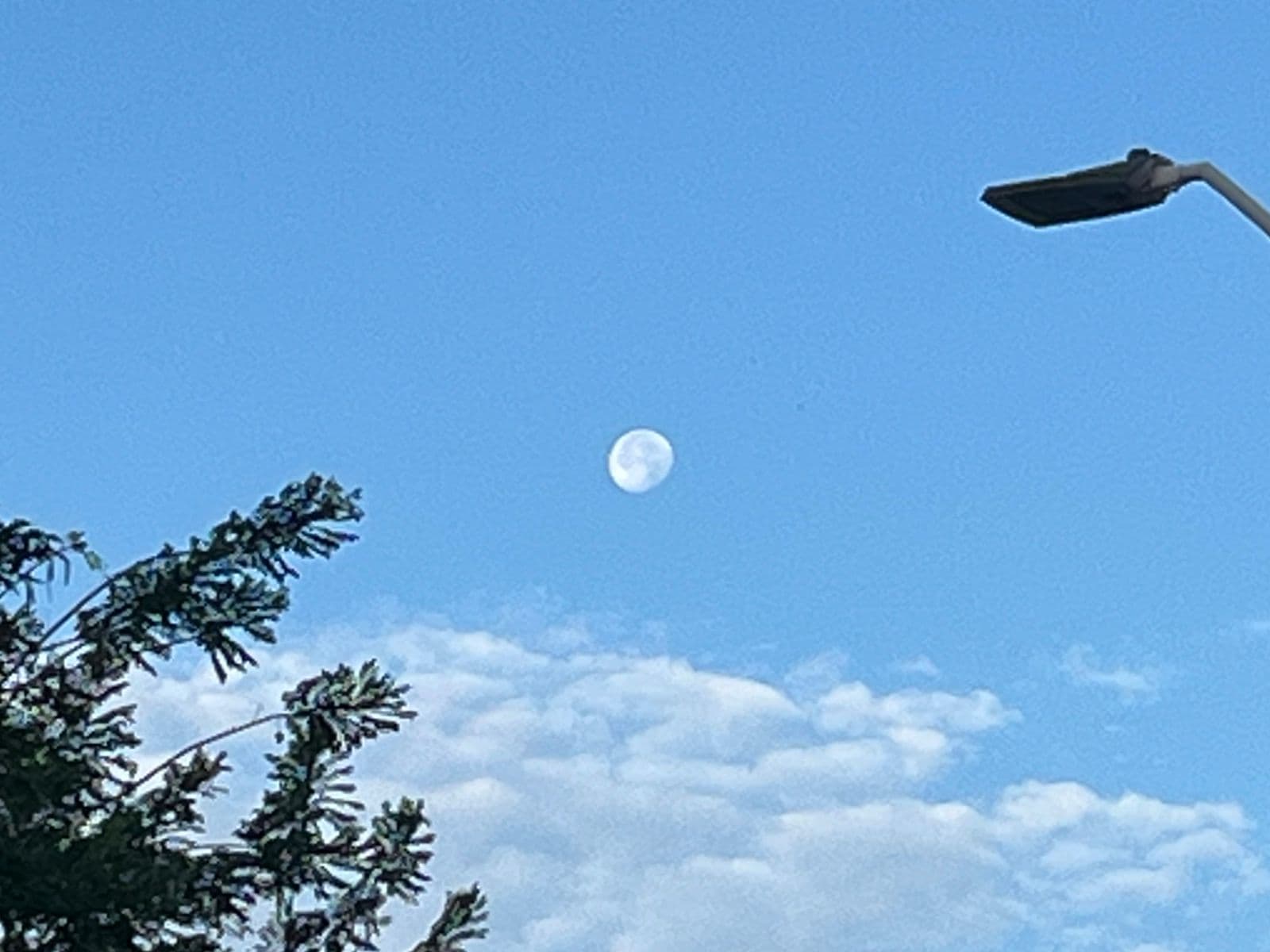 Santa Marta amanece calurosa con luna menguante visible en el cielo matutino