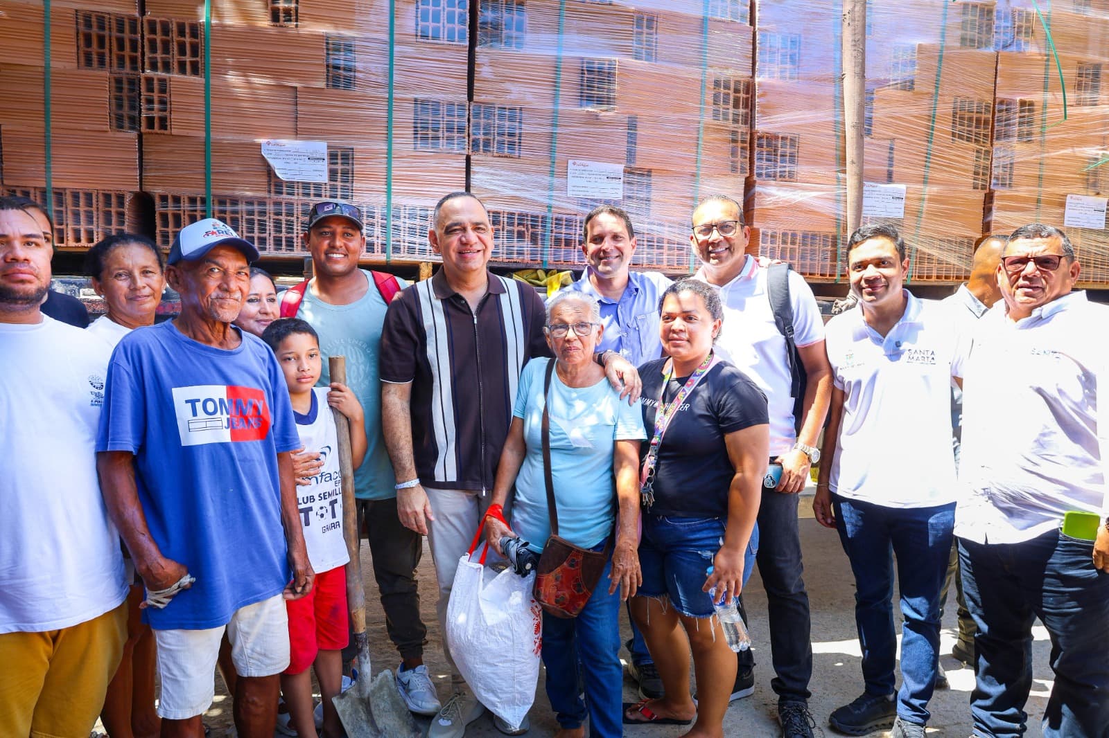 Alcalde Pinedo entrega materiales a 25 familias de Vista al Mar afectadas por el frente frío