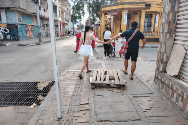 Una estiba de madera tapa un hueco en la calle San Antonio del Centro Histórico