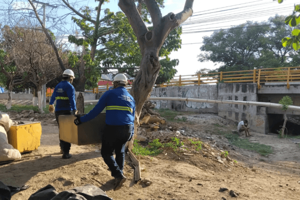 Autoridades desmantelan asentamiento informal en ribera del río Manzanares en Santa Marta