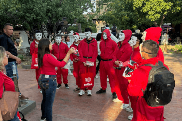 Sondra Macollins lleva su propuesta presidencial al Parque de los Novios en Santa Marta