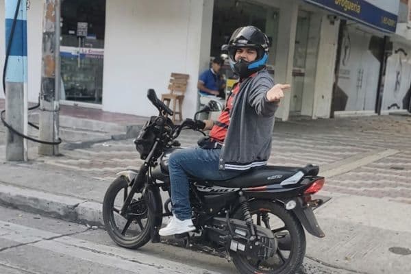Motociclista sin placa choca y huye en Santa Marta: testigo lo grabó