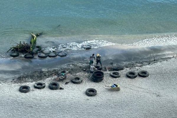 Atesa interviene en playa Los Cocos para retirar llantas y escombros acumulados por lluvias