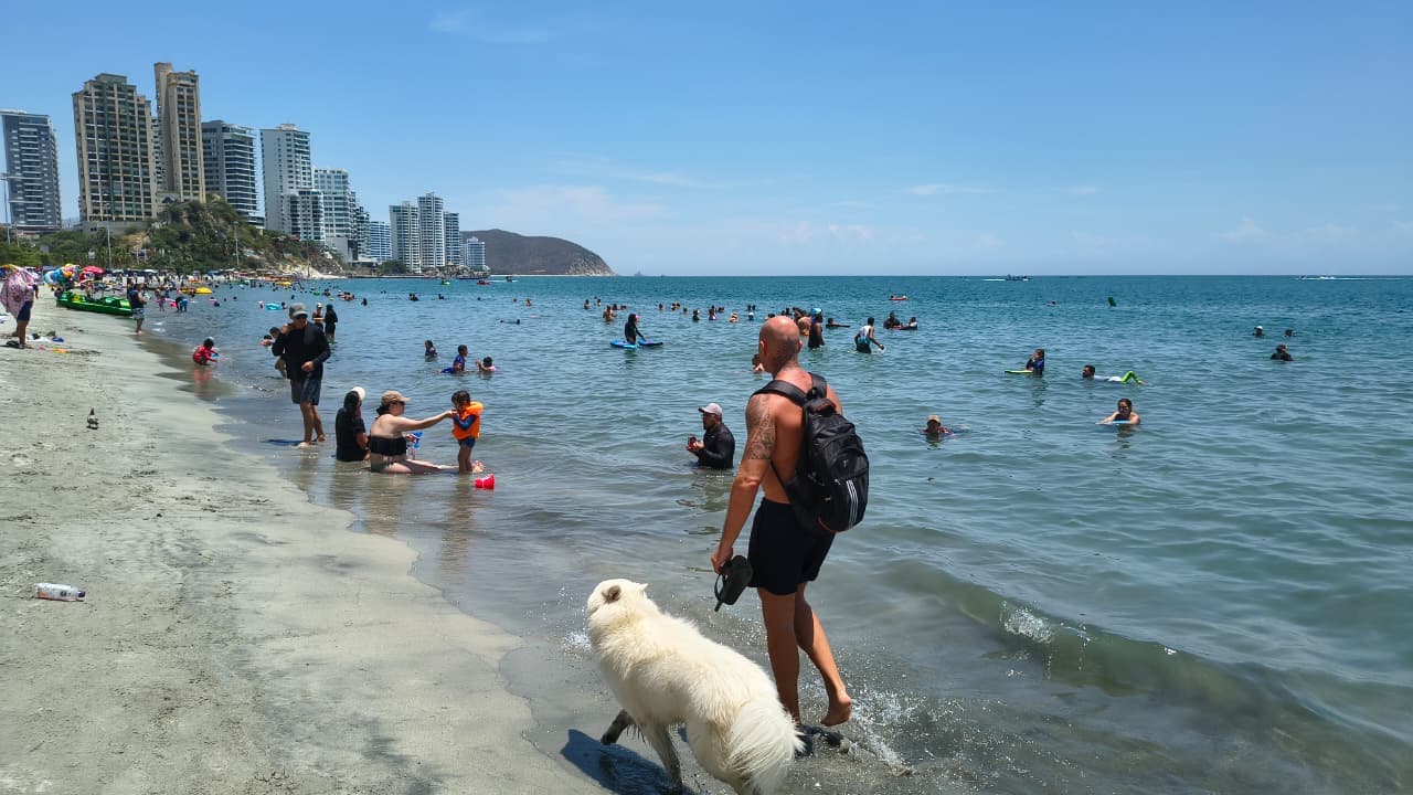 El Rodadero disfruta de un Primero de Mayo tranquilo con moderada afluencia de turistas