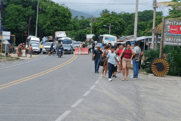 Tayrona cierra por protestas: denuncian abuso policial y hay conductor turístico herido
