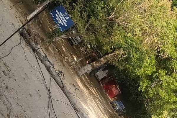 Poste eléctrico se desploma en vía al río Bonda y deja sin luz a Santa Marta