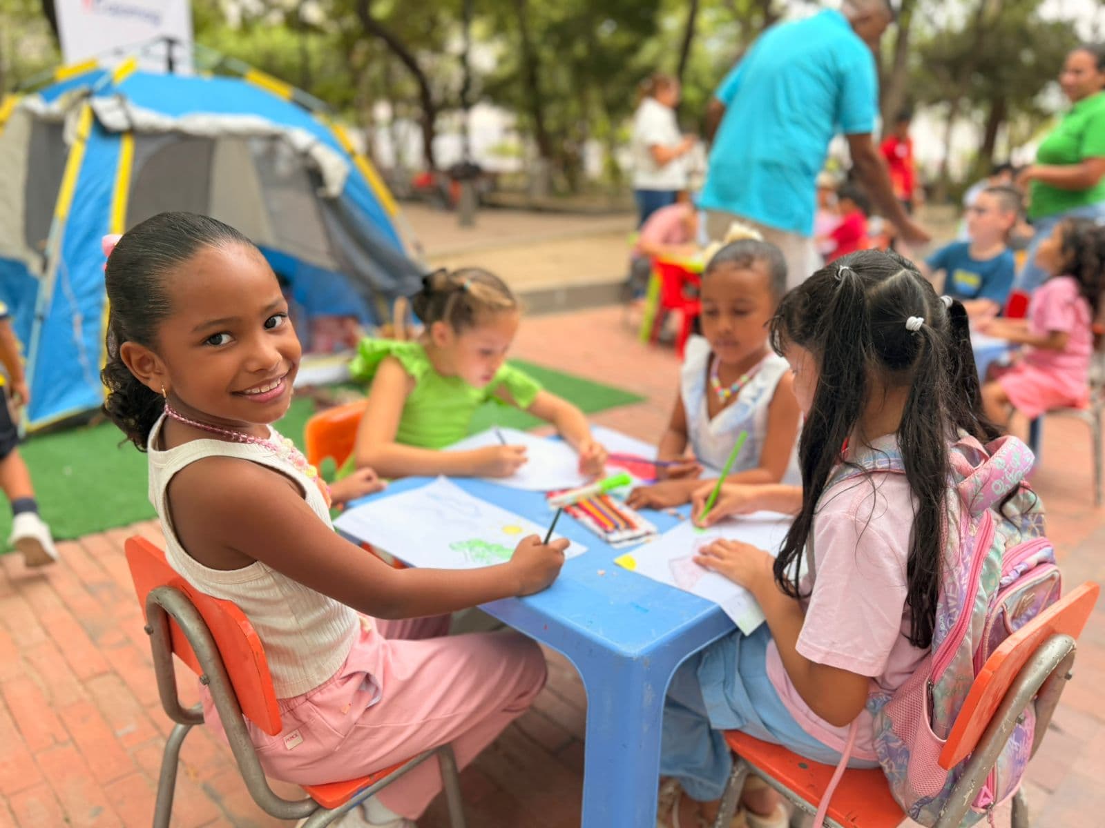 Cajamag convirtió el Parque Bolívar en un festival de lectura y creatividad para los niños samarios