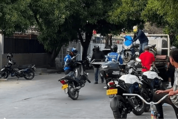 Santa Marta retira vehículos mal parqueados frente a clínicas para desbloquear emergencias
