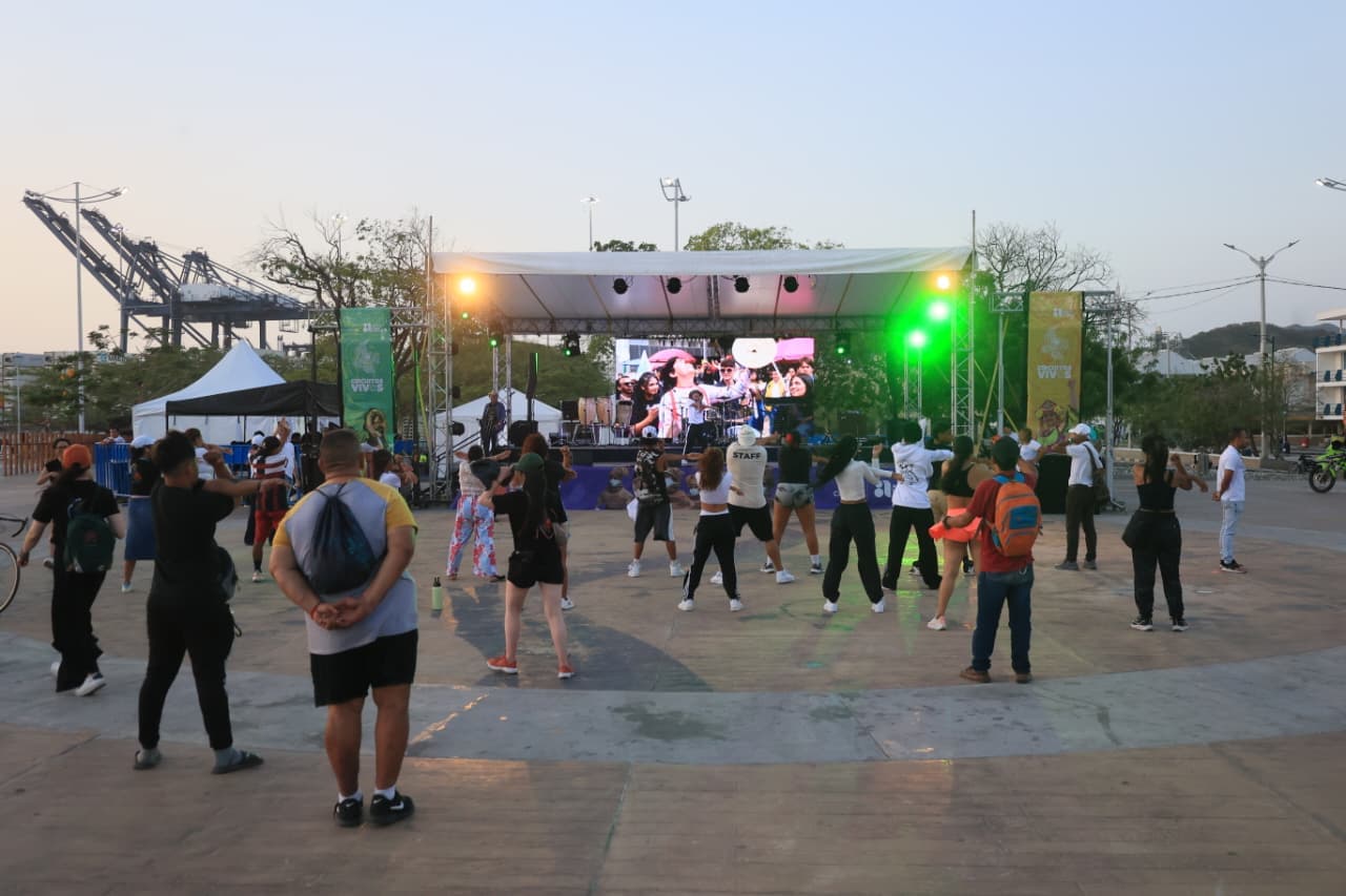 Santa Marta llena la Plaza de Bolívar de música y danza en vísperas de la Fiesta del Mar