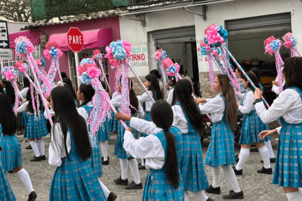 Con fe y cánticos, estudiantes recorren las calles en honor a la Virgen María Auxiliadora