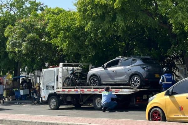 Santa Marta toma medidas contra el mal parqueo: multas y grúas en operativo de tránsito