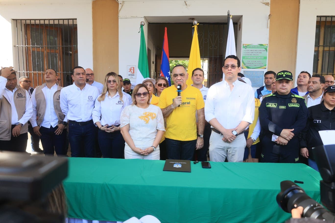 Alcalde Pinedo abre las urnas en Santa Marta y ejerce su voto en jornada electoral