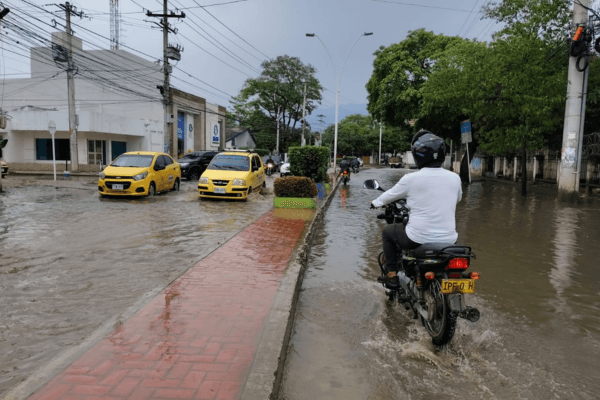Avenida Libertador se inunda tras aguacero en Santa Marta, caos vehicular