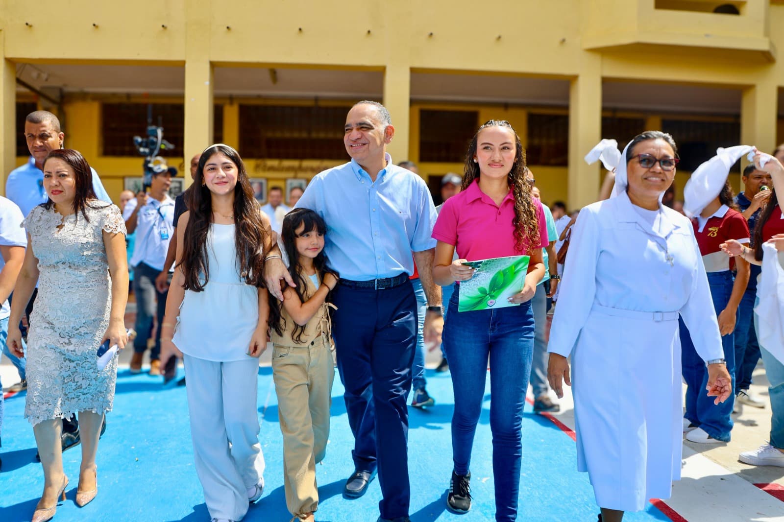 "Gracias por devolvernos la esperanza": estudiantes celebran restauración de colegio en Santa Marta