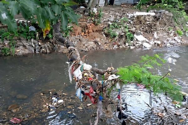 Las primeras lluvias en Santa Marta vuelven a arrastrar basura por el río Manzanares hacia el mar