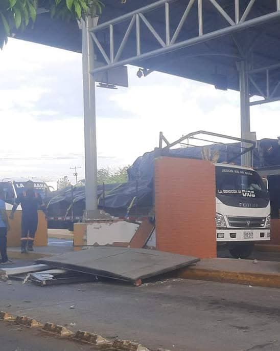 Camioneta sin frenos destruye caseta de peaje en Corozal: empleada escapa de milagro