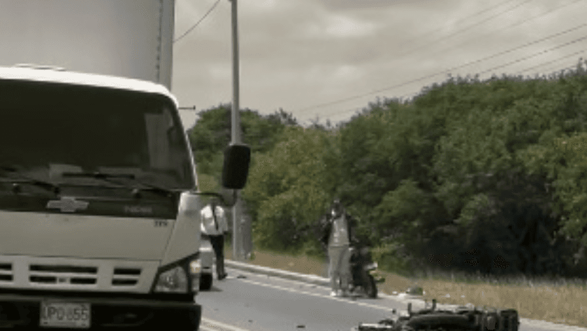 Aparatoso choque entre bus y moto en vía a Maicao: milagro sin heridos